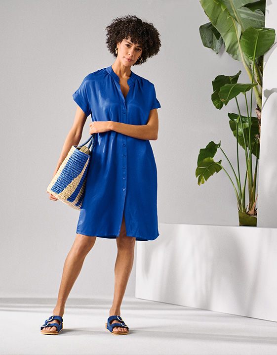 Keylooks im April: luftiges Sommerkleid in strahlendem Blau mit passender Basttasche