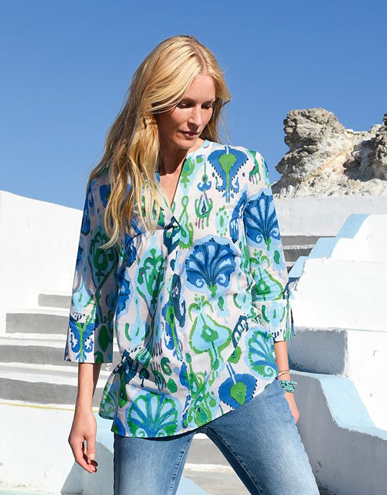 Kräftige Oberarme kaschieren: Stylingidee mit Bluse