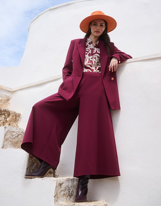 Rot kombinieren: Monochrome Look mit kühlem Rot