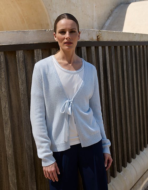 Trendfarbe Blau in der Saison FS26: Look in Eisblau
