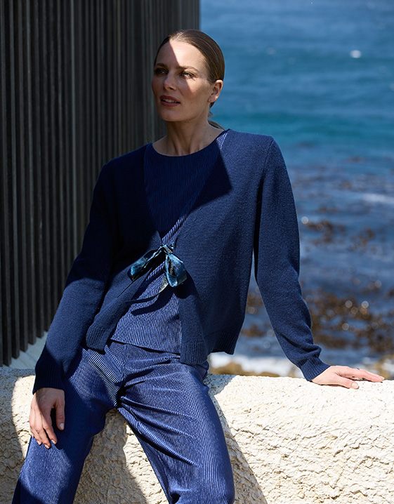 Trendfarbe Blau in der Saison FS26: Look in Marine