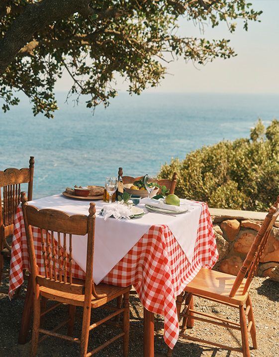 Dolce Vita - ein gedeckter Tisch mit Aussicht aufs Meer