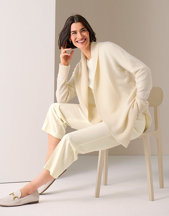 Strickjacke von PETER HAHN, Art.-Nr. 123340,
Hose von TONI, Art.-Nr. 126028.