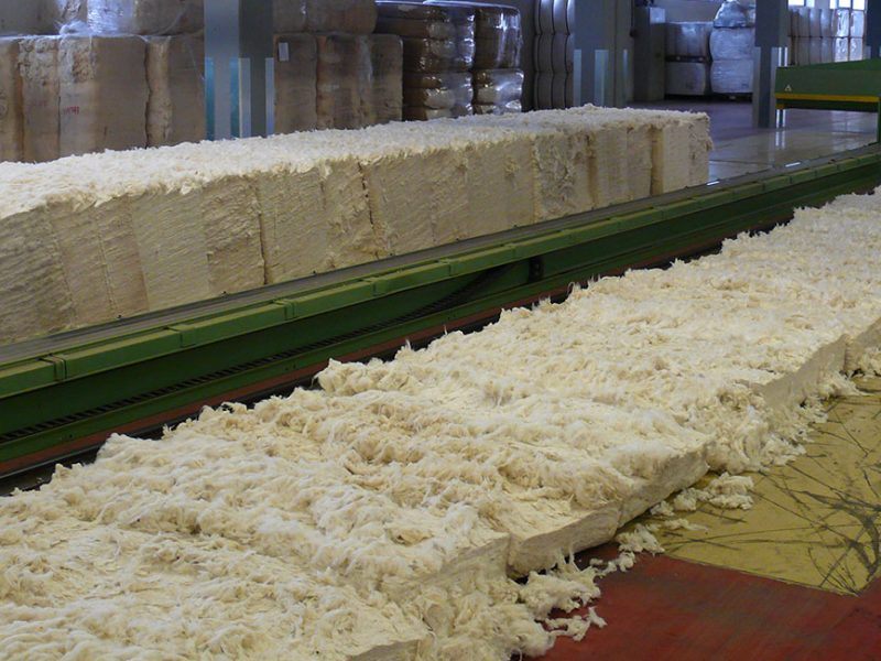 Aus fluffiger Baumwolle wird feines Garn