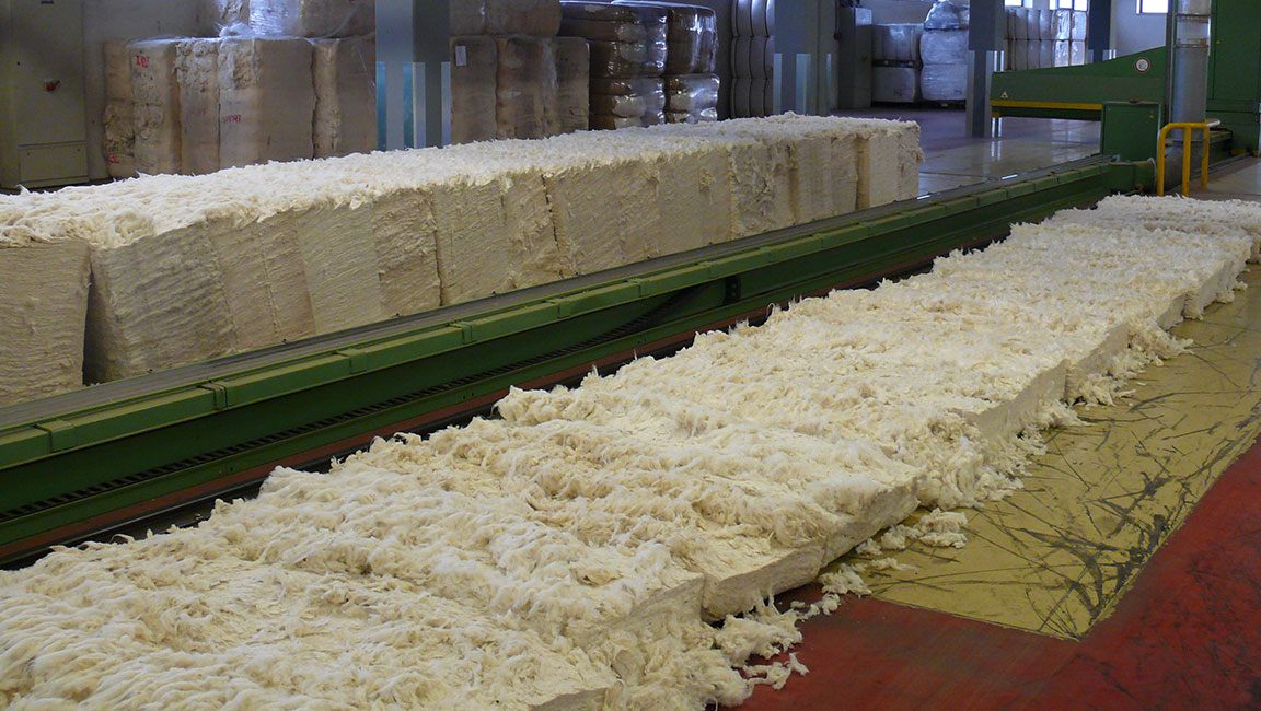 Aus fluffiger Baumwolle wird feines Garn